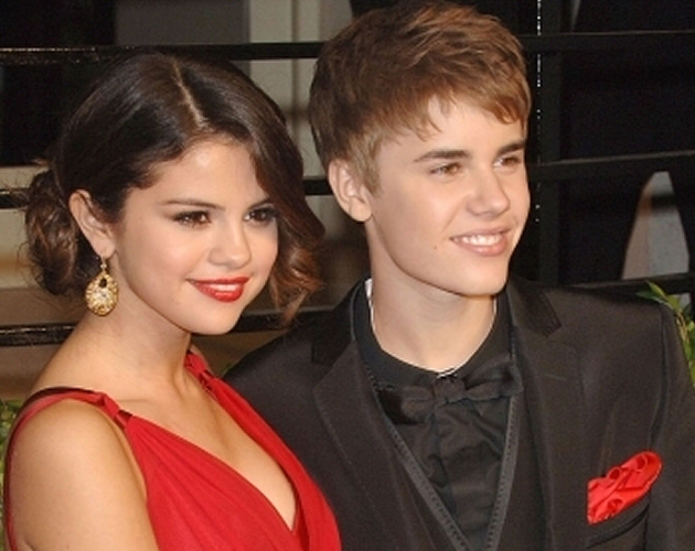 Justin Bieber y Selena Gomez se enrollan en público en un karaoke