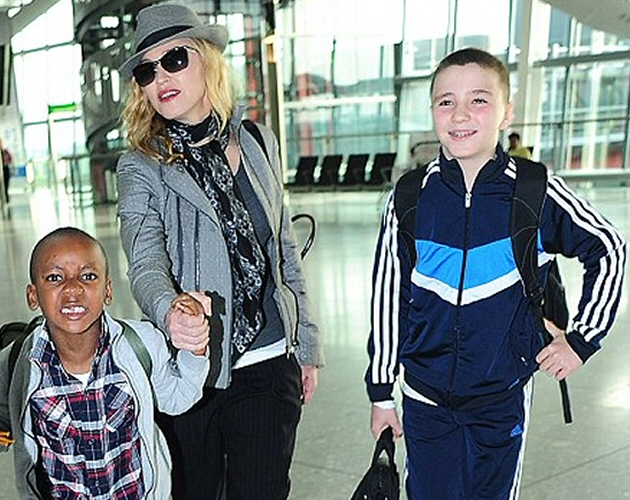 Madonna se marcha de Londres y saca a sus fieras de paseo