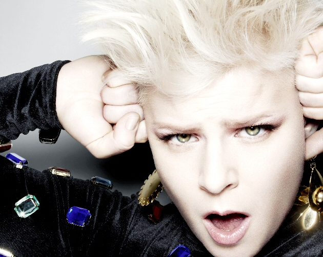 Escucha a Robyn versionar 'Every Teardrop Is A Waterfall' de Coldplay