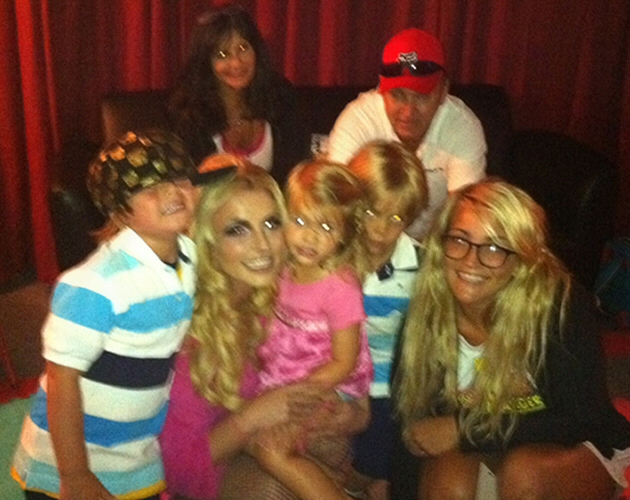 Britney Spears twitea una genial y completa foto familiar