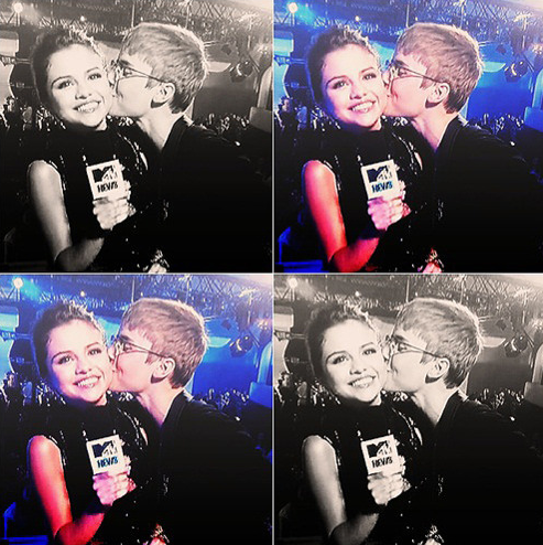 Justin Bieber le da un beso a Selena Gómez en los MTV VMAs