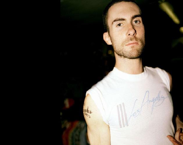 Adam Levine pone a parir a los VMAs por no nominar su videoclip