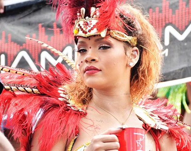 Rihanna se viste como un travesti para las fiestas de su pueblo