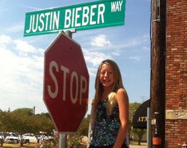 Una niña es alcaldesa por un día y cambia el nombre de una calle por 'Justin Bieber Way'