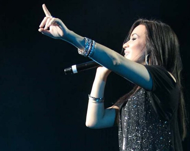Demi Lovato emociona con su primera actuación en directo de 'Skyscraper'