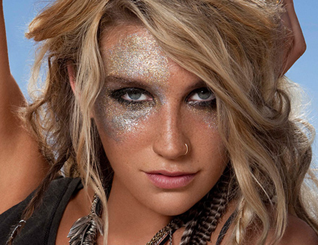 Ke$ha es tan yonki del "glitter" que hasta mea purpurina