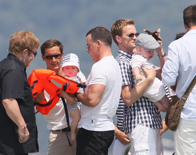 Neil Patrick Harris, Elton John, sus maridos y sus hijos veranean juntos