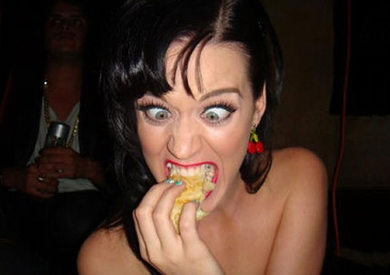 Insultan a Katy Perry por comerse un muslo de pavo