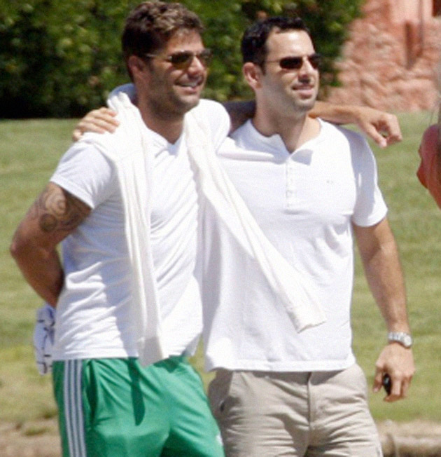 Ricky Martin y su novio Carlos González se abrazan en público