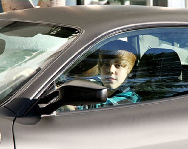 Justin Bieber reta a un rapero a una carrera y sufre un leve accidente de tráfico