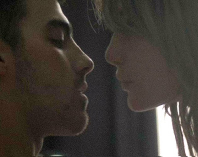 Joe Jonas retoza en la cama con una chica en el vídeo de 'Just In Love'