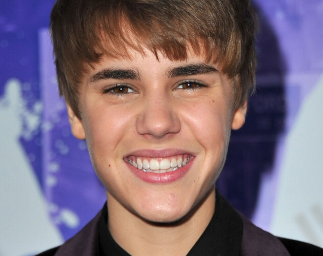Justin Bieber se pone pedrería en los dientes