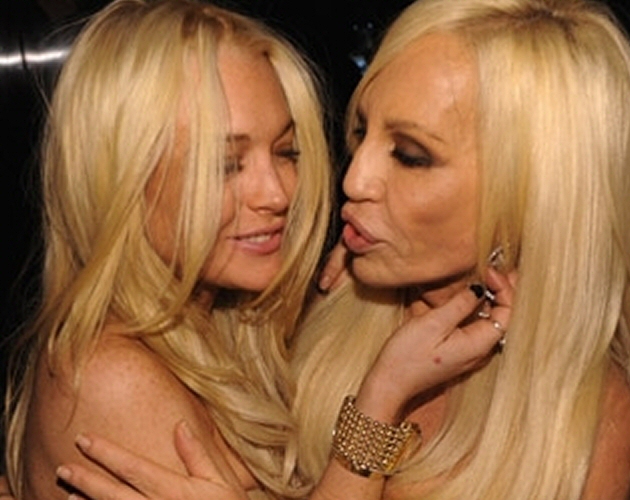 Nueva confusión en la Fashion Week: ven a Lindsay Lohan y piensan que es Donatella Versace