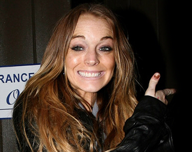 Lindsay Lohan le pide salir a Chris Brown por Twitter