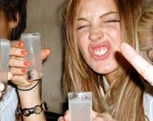 Lindsay Lohan la lía en la fiesta de 'V Magazine'