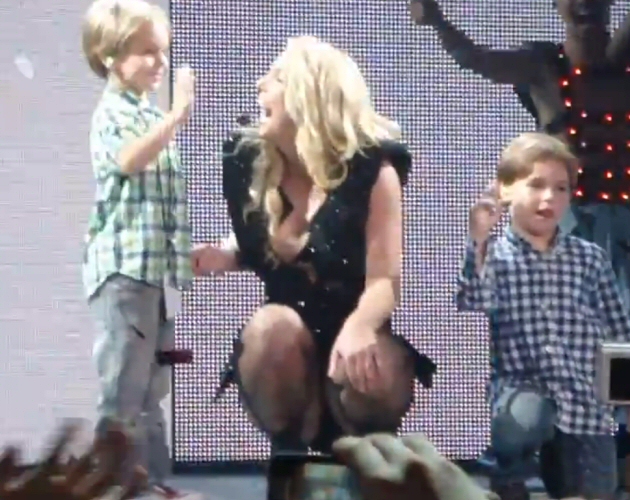 Britney Spears sube por primera vez a sus dos hijos al escenario