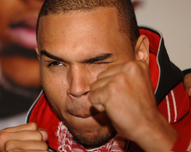 Prohíben a Chris Brown entrar a UK por pegar a Rihanna 