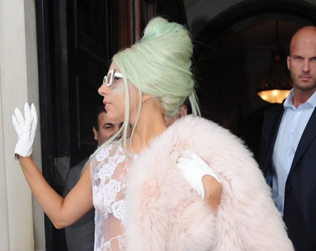 Lady Gaga va a Jonathan Ross disfrazada de adorno de pastel