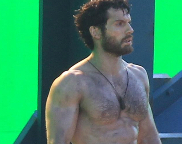 Henry Cavill sigue mostrando cuerpazo en el rodaje de 'Man of Steel'