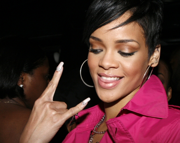 Rihanna se mantiene en lo más alto de la lista de singles británica