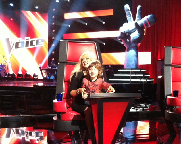 Christina Aguilera twitea una foto con su hijo en el set de 'The Voice'