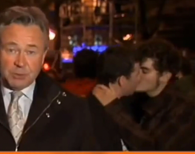 Un beso gay español se cuela en Al-Jazeera