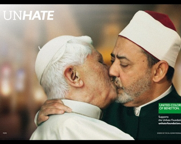 La polémica nueva campaña de Benetton muestra a los dirigentes del mundo besándose