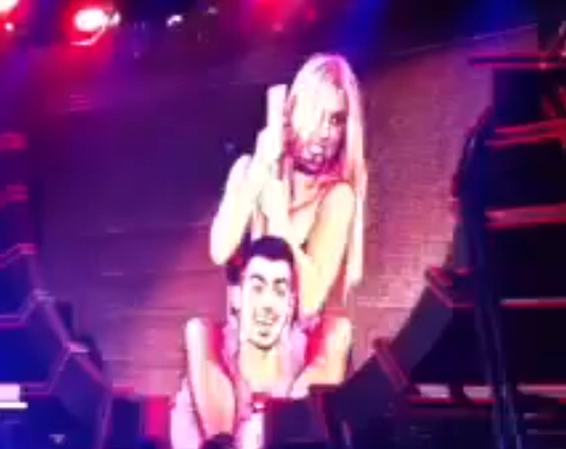 Britney Spears le hace un striptease a Joe Jonas