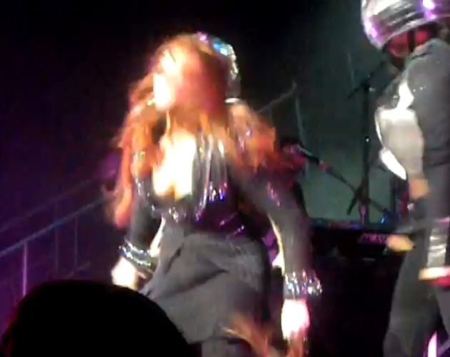 Demi Lovato pierde pelo en directo