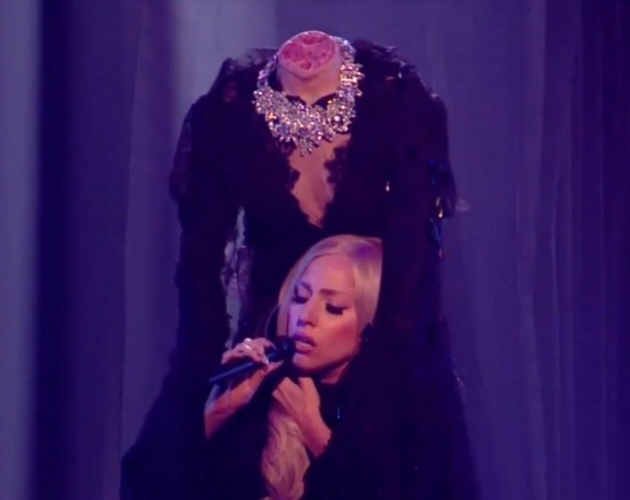 Lady Gaga se pone un maniquí decapitado en la cabeza para su actuación en 'X Factor'