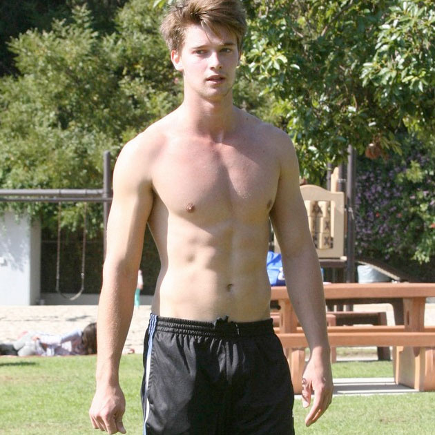 El hijo de Schwarzenegger sin camiseta, otra vez