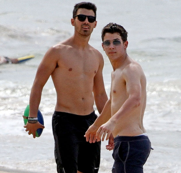Abdominales para recordar: Los Jonas Brothers
