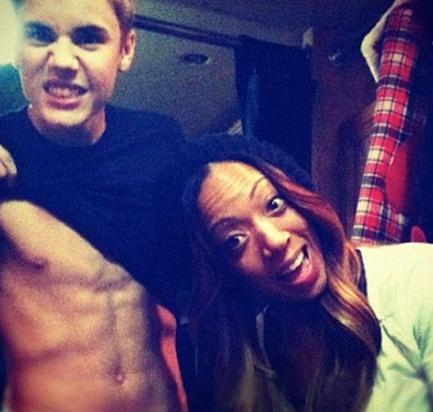 Justin Bieber enseña sus mini-abdominales