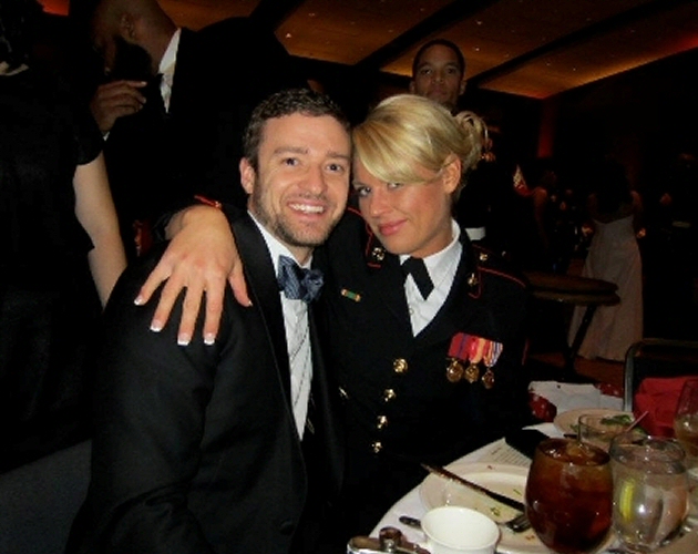 Justin Timberlake cumple su promesa y se va a una fiesta de los marines con una chica