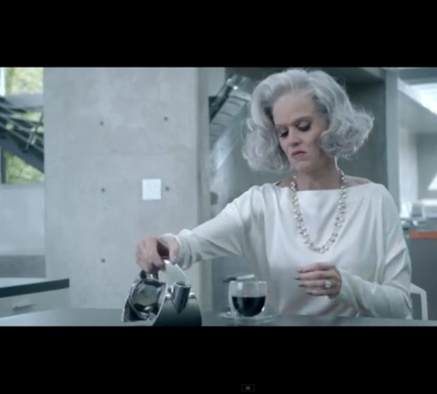 Katy Perry es una señora arrepentida en el vídeo de 'The One That Got Away'
