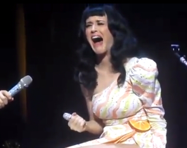 Katy Perry hace playback con una flauta y se le ve el plumero