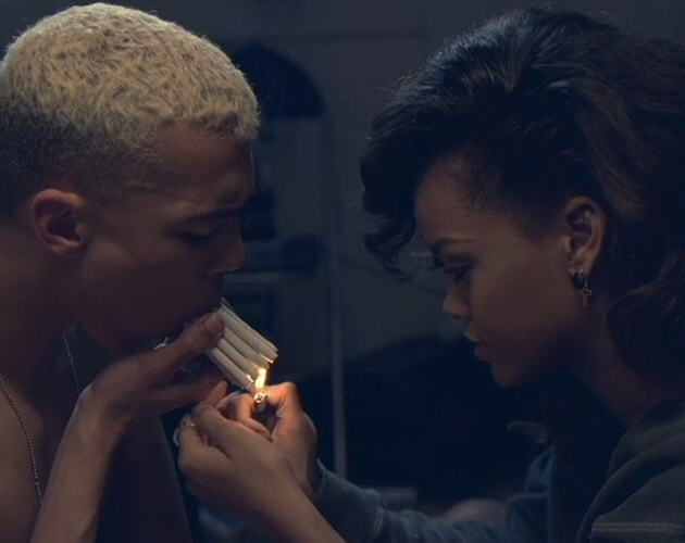 Mira a Rihanna elegir las portadas de 'Talk That Talk'