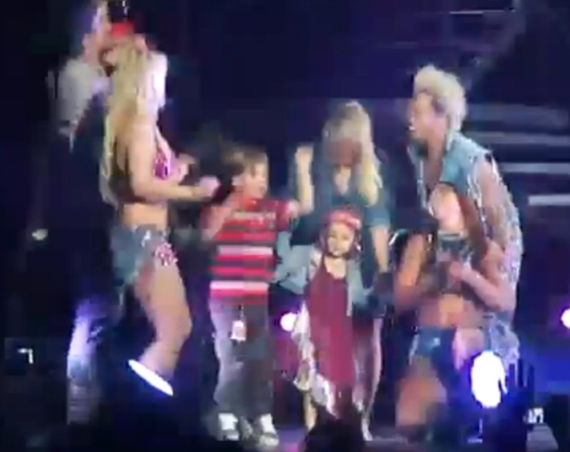 Britney Spears despide su 'Femme Fatale Tour' con toda su familia en el escenario
