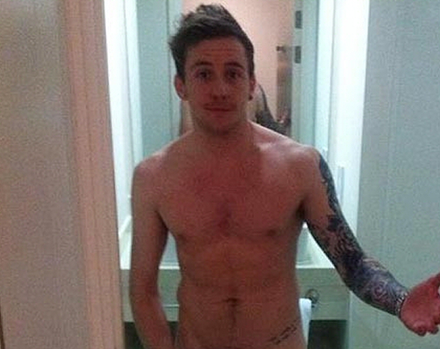 Danny Jones, de McFly, twitea una foto desnudo por una apuesta