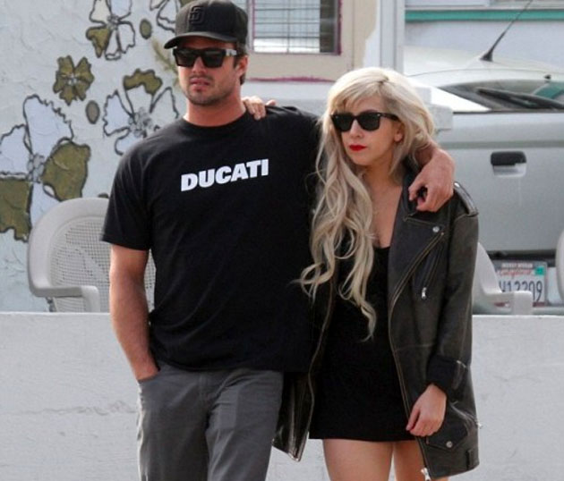 Lady Gaga, esmirriada y con su novio Taylor Kinney