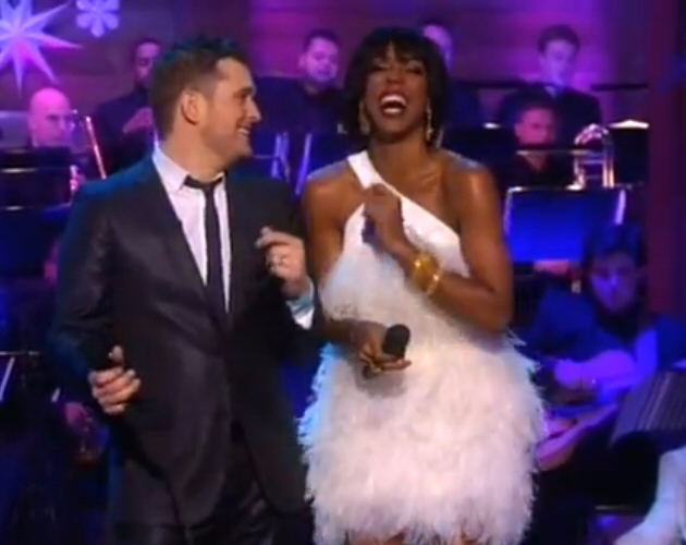 Kelly Rowland acompaña a Michael Bublé cantando 'White Christmas'