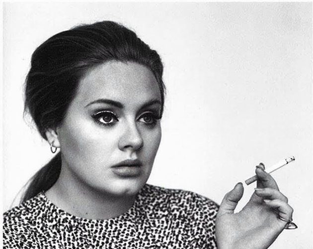 Pillan a Adele fumando de nuevo