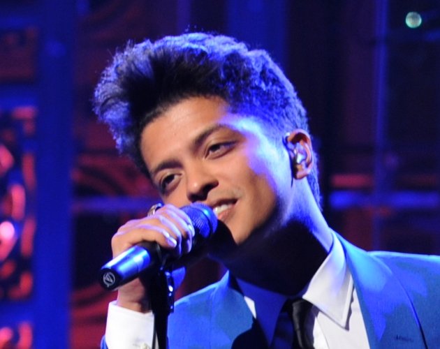 Bruno Mars versiona a Michael Jackson, LMFAO y White Stripes en la misma canción