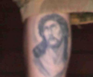 Justin Bieber se tatúa a Jesús en el gemelo