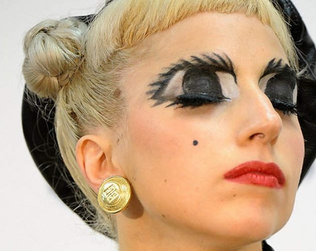 Lady Gaga reconoce seguir comprando ropa de imitación