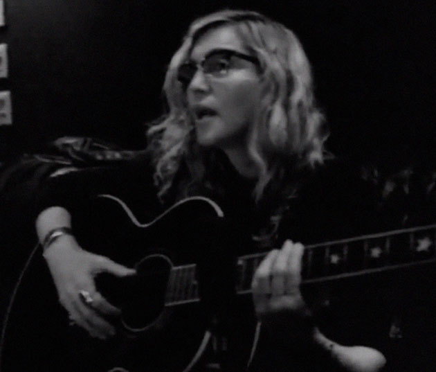 Madonna toca la guitarra en 'Give Me All Your Luvin'