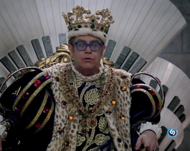 Elton John hace de reina mala en el anuncio de Pepsi para la Super Bowl