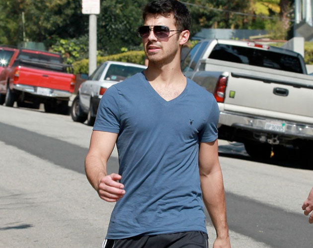 Joe Jonas marcando paquete