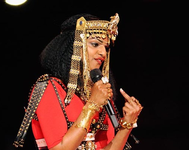 M.I.A. la lía enseñando el dedo corazón en plena Super Bowl