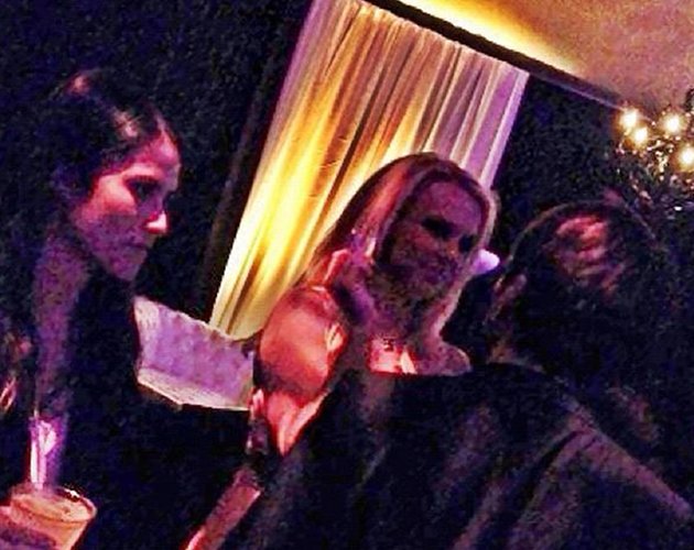 Pillan a Britney Spears fumando en la mansión Playboy